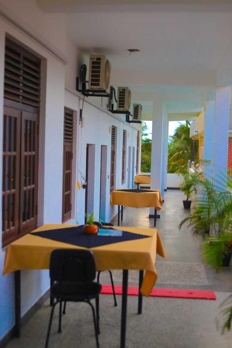 Royal Hub Hotel Kudapaduwa Ngoại thất bức ảnh