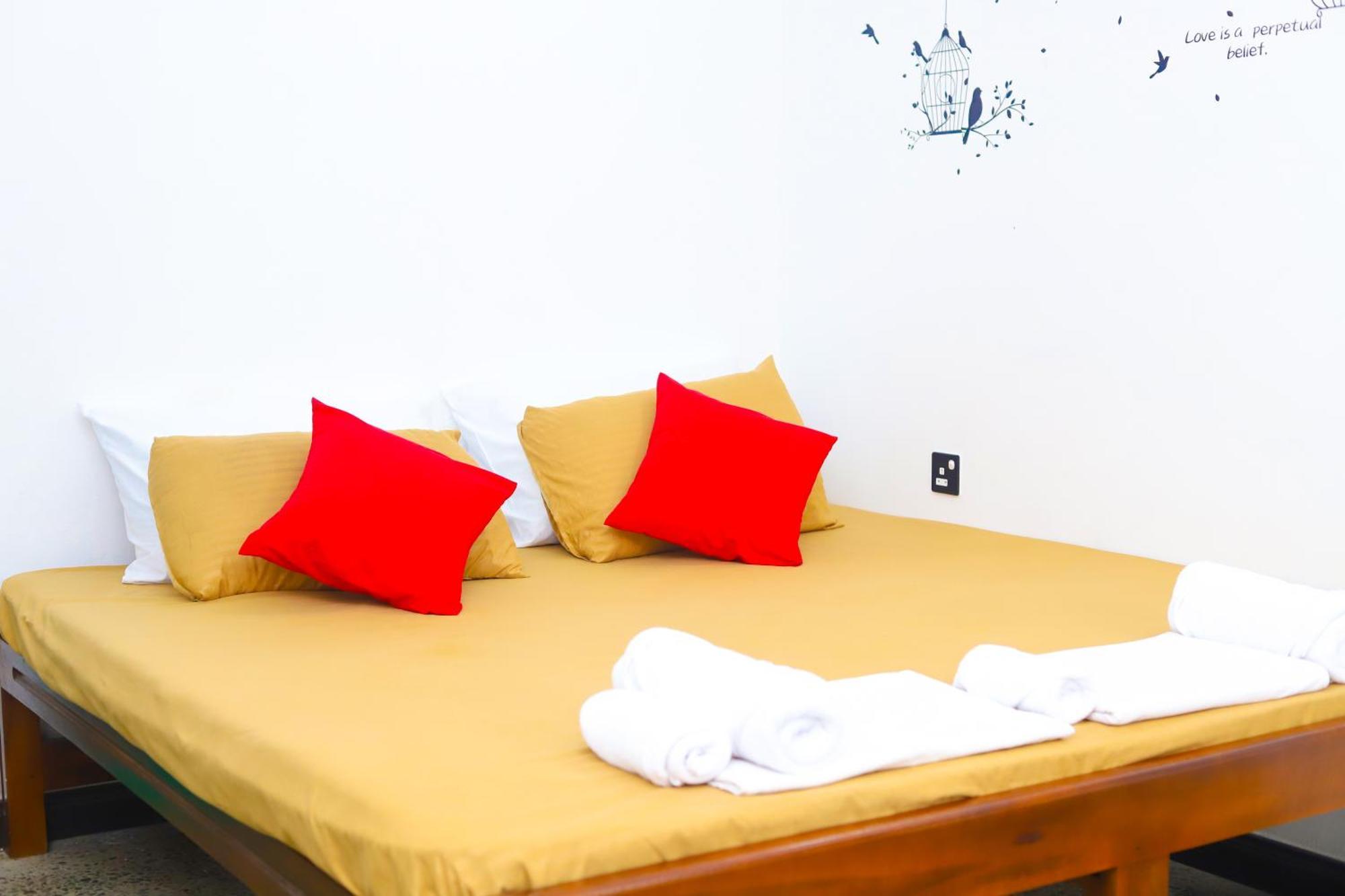 Royal Hub Hotel Kudapaduwa Ngoại thất bức ảnh